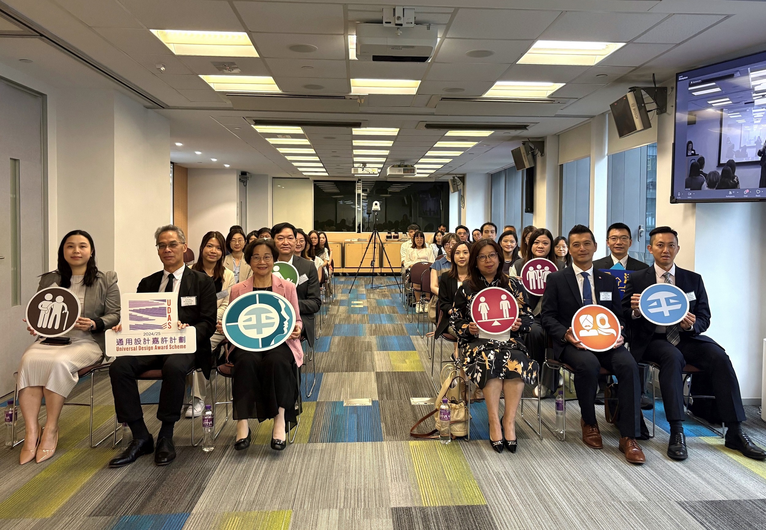 一眾參與「在零售環境實踐通用設計」分享會的嘉賓在席上合照